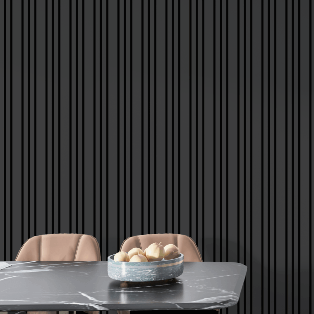 Table marbre, œufs, chaises beige, mur noir.