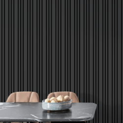 Table marbre, œufs, chaises beige, mur noir.