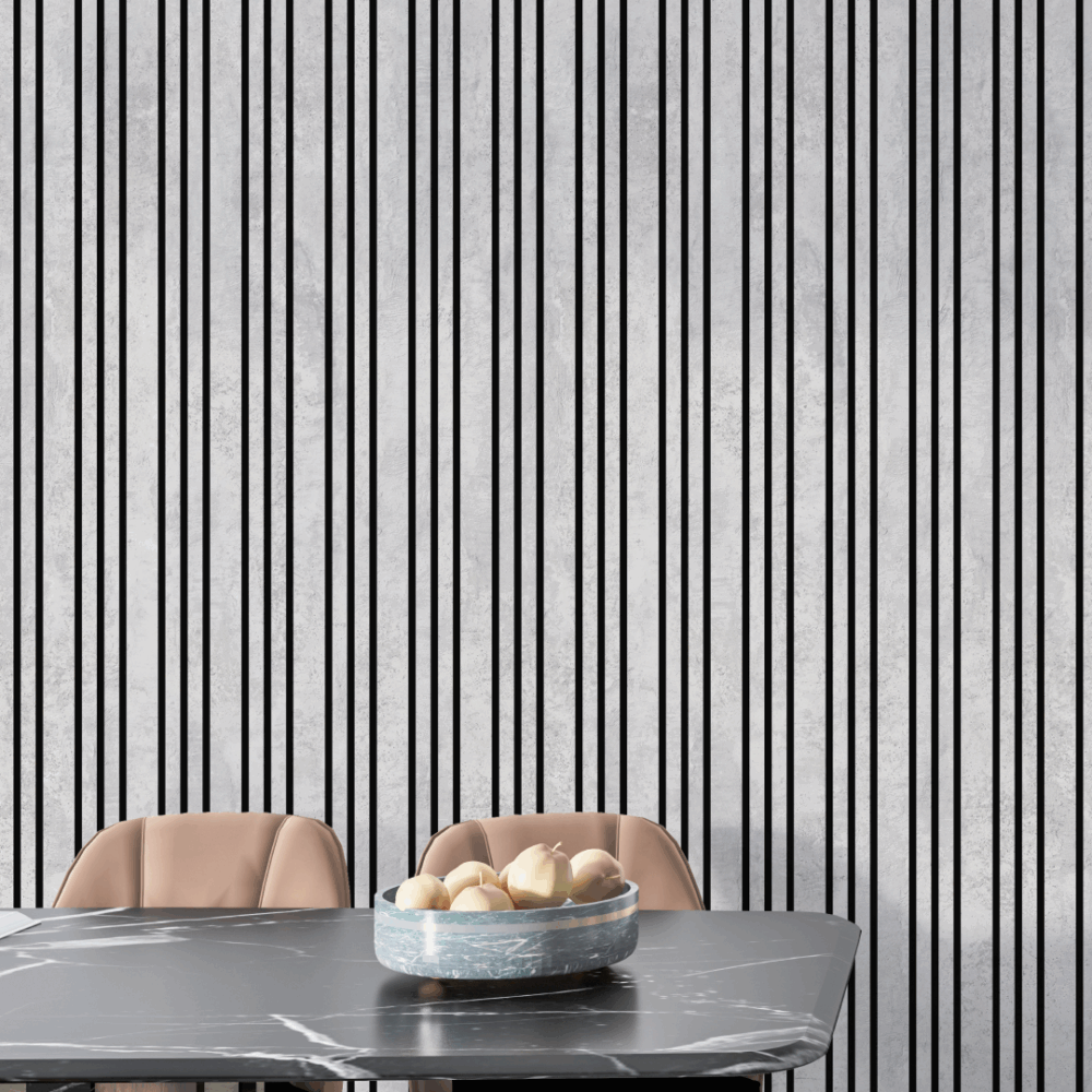 Table marbre, oignons, chaises, mur rayé.