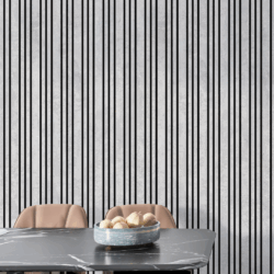 Table marbre, oignons, chaises, mur rayé.