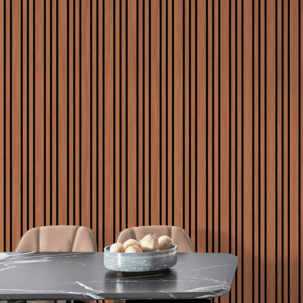 Table marbre, œufs, chaises beiges.