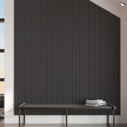Salon moderne mur lamelles sombres.