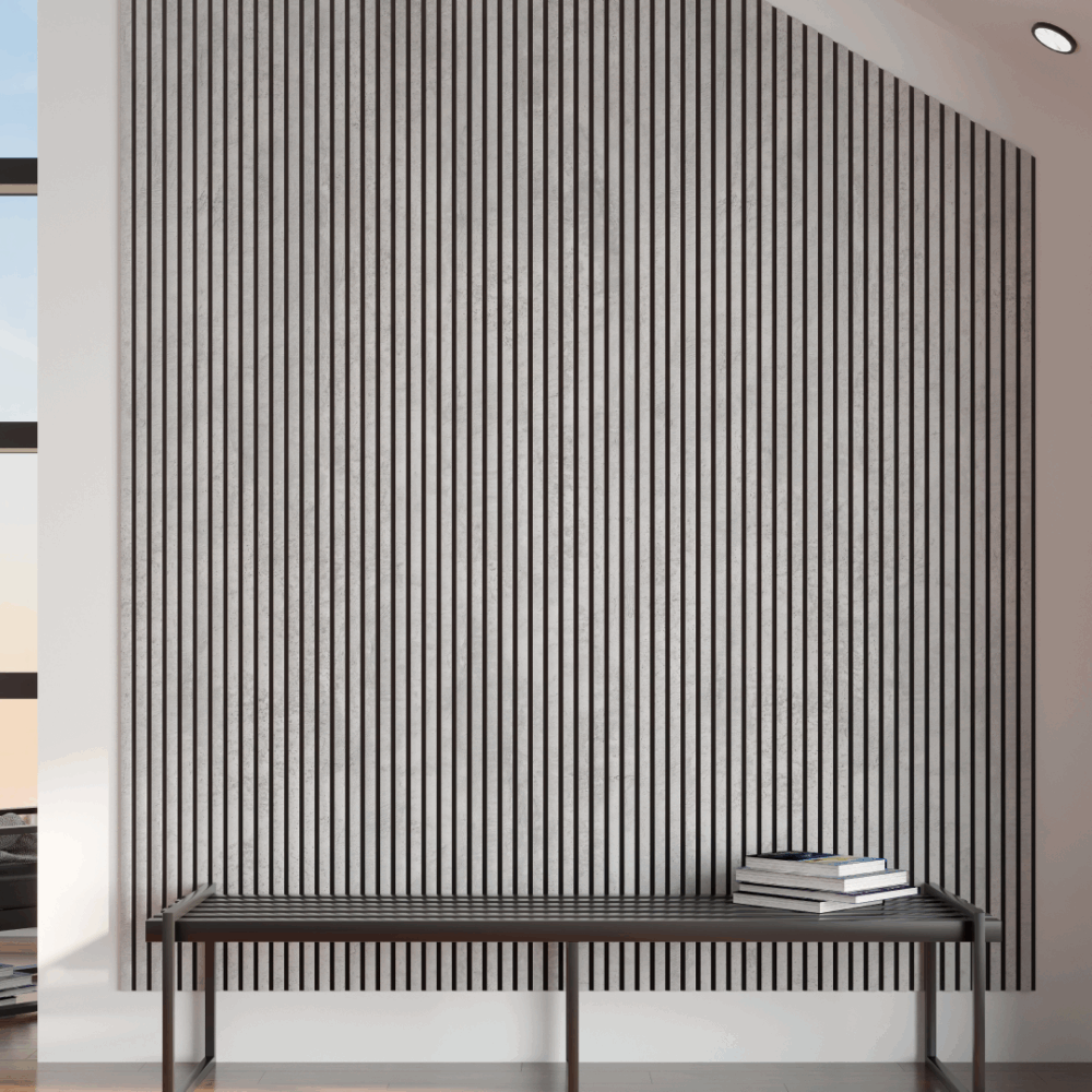 Banc noir, livres, mur rayé noir blanc.