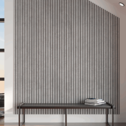 Banc noir, livres, mur rayé noir blanc.