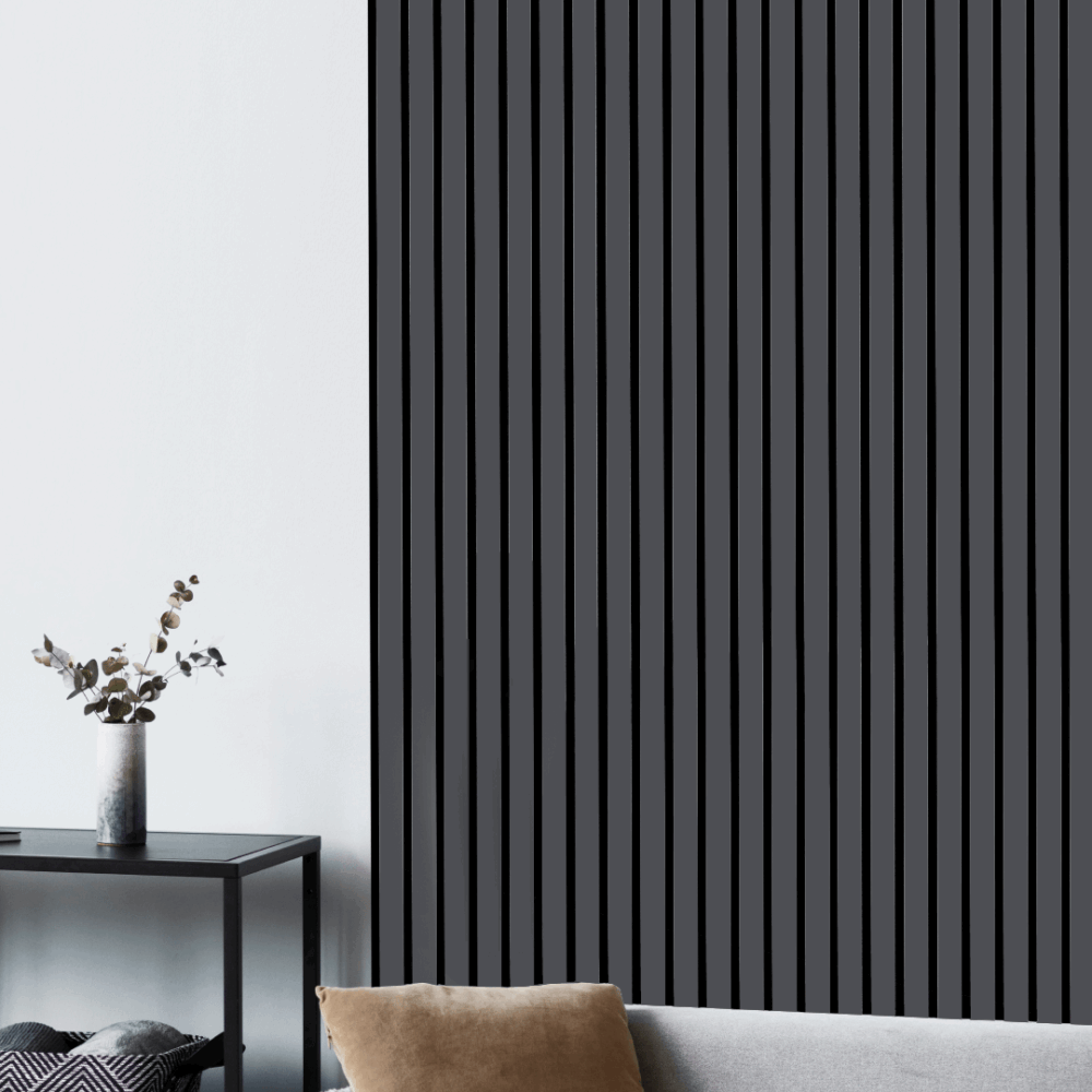 Salon moderne avec panneaux rayés noir.